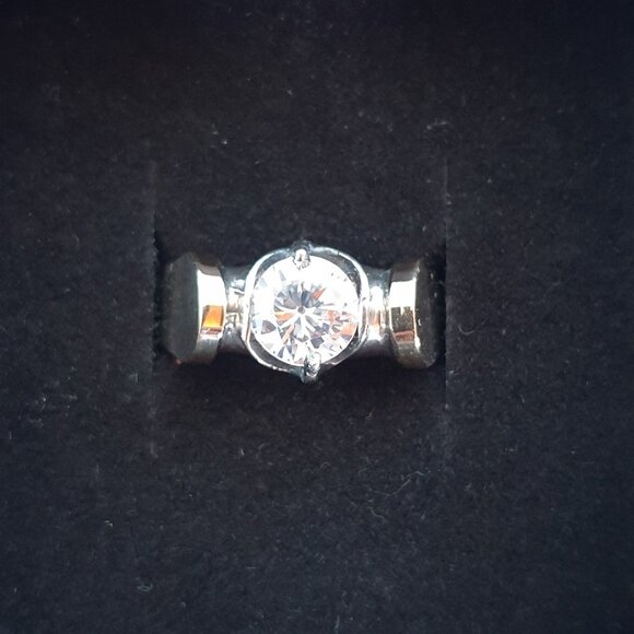 Elegant & Radiant Sparkling Vintage 925 Sterling Silver White Zircon Ring - Picture 5 of 14